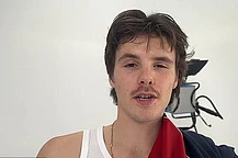 Круз Бекхэм представил закулисные кадры работы над новой песней, продемонстрировав перевязанный после травмы мизинец