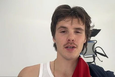 Круз Бекхэм представил закулисные кадры работы над новой песней, продемонстрировав перевязанный после травмы мизинец