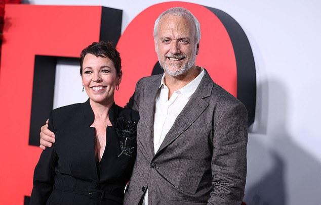 Оливия Колман подверглась публичной критике за то, что позиционирует себя как «гей-мужчину» в браке со своим мужем Эдом Синклером и утверждает, что чувствует себя «небинарной»