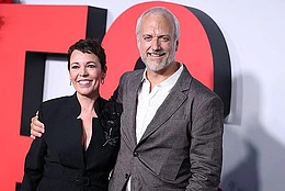 Оливия Колман подверглась публичной критике за то, что позиционирует себя как «гей-мужчину» в браке со своим мужем Эдом Синклером и утверждает, что чувствует себя «небинарной»