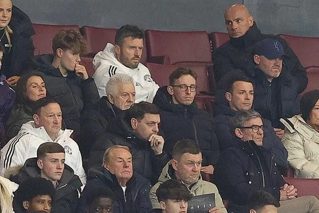 Уэйн Руни был замечен в среду со своим старшим сыном Каем после того, как молодому футболисту, как сообщается, предложили контракт с бывшей командой его отца