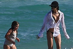 Ирина Шейк предстала в эффектном образе, искупавшись в откровенном купальнике на пляже Майами