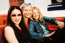 Кэмерон Диас появилась на прогулке в Нью-Йорке практически без макияжа в среду