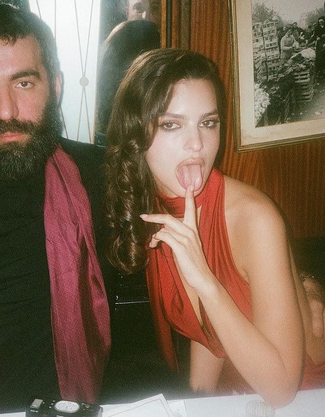 Эмили Ратаковски официально подтвердила отношения с французским режиссером Роменом Гаврасом, который ранее встречался с поп-звездой Дуа Липой