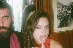 Эмили Ратаковски официально подтвердила отношения с французским режиссером Роменом Гаврасом, который ранее встречался с поп-звездой Дуа Липой