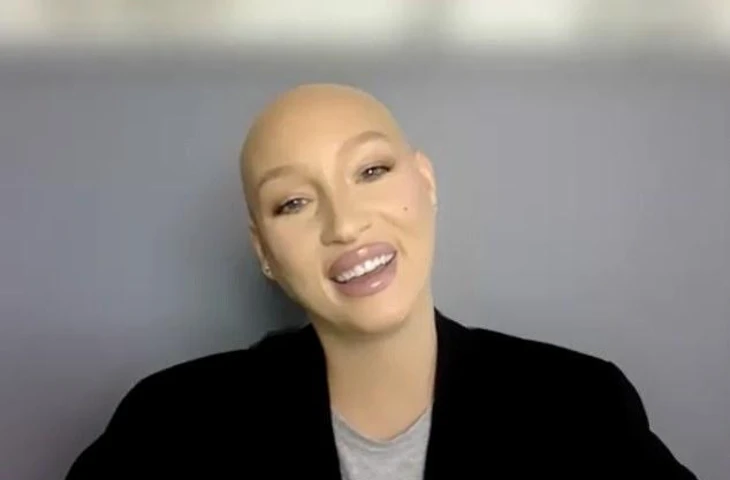 Выпускница шоу «Топ-модель по-американски» Джина Тёрнер заявляет, что Тайра Бэнкс и её команда ввели её в заблуждение перед скандальным преображением со сбриванием волос в 2018 году