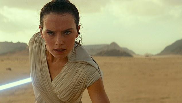 Дейзи Ридли замечена в приподнятом настроении на прогулке с мужем Томом Бейтманом в Лондоне на этой неделе