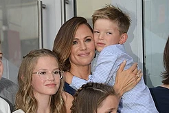 Дженнифер Гарнер предстала в элегантном наряде, подчеркивающем стройность ног, на фотоколле второго сезона сериала «Последнее, что он мне сказал» в Лондоне в субботу