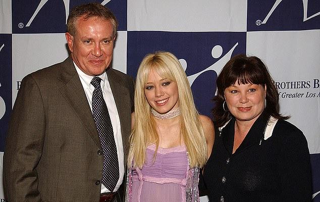 Хилари Дафф Откровенно Рассказала о Своих Непростых Отношениях с Отцом, Выпустив Резкие Песни в Его и Сестры Хэйли Адрес в Новом Альбоме