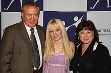 Хилари Дафф Откровенно Рассказала о Своих Непростых Отношениях с Отцом, Выпустив Резкие Песни в Его и Сестры Хэйли Адрес в Новом Альбоме