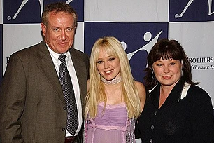 Хилари Дафф Откровенно Рассказала о Своих Непростых Отношениях с Отцом, Выпустив Резкие Песни в Его и Сестры Хэйли Адрес в Новом Альбоме