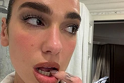 Дуа Липа и Каллум Тёрнер: Романтический Отдых в Париже