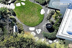 Дженнифер Энистон полностью погрузилась в дзен ради любимого, превратив свой особняк в Бель-Эйр стоимостью 21 миллион долларов в безмятежное убежище для своего бойфренда-гипнотизера, как показывают эксклюзивные фотографии Daily Mail