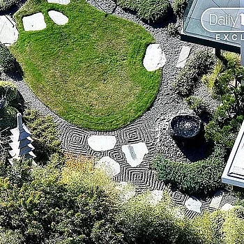 Дженнифер Энистон полностью погрузилась в дзен ради любимого, превратив свой особняк в Бель-Эйр стоимостью 21 миллион долларов в безмятежное убежище для своего бойфренда-гипнотизера, как показывают эксклюзивные фотографии Daily Mail