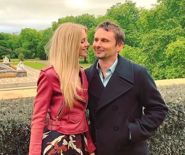 Фронтмен Muse Мэтт Беллами, как сообщается, расстался со своей женой Элль Эванс после того, как был замечен без обручального кольца в компании загадочной женщины