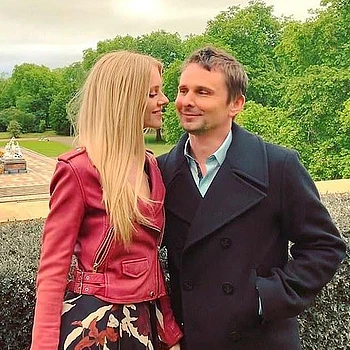 Фронтмен Muse Мэтт Беллами, как сообщается, расстался со своей женой Элль Эванс после того, как был замечен без обручального кольца в компании загадочной женщины