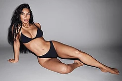 Ким Кардашьян взбудоражила своих 353 миллиона подписчиков, выложив в субботу в Instagram фотографии в черном белье