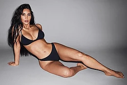 Ким Кардашьян взбудоражила своих 353 миллиона подписчиков, выложив в субботу в Instagram фотографии в черном белье