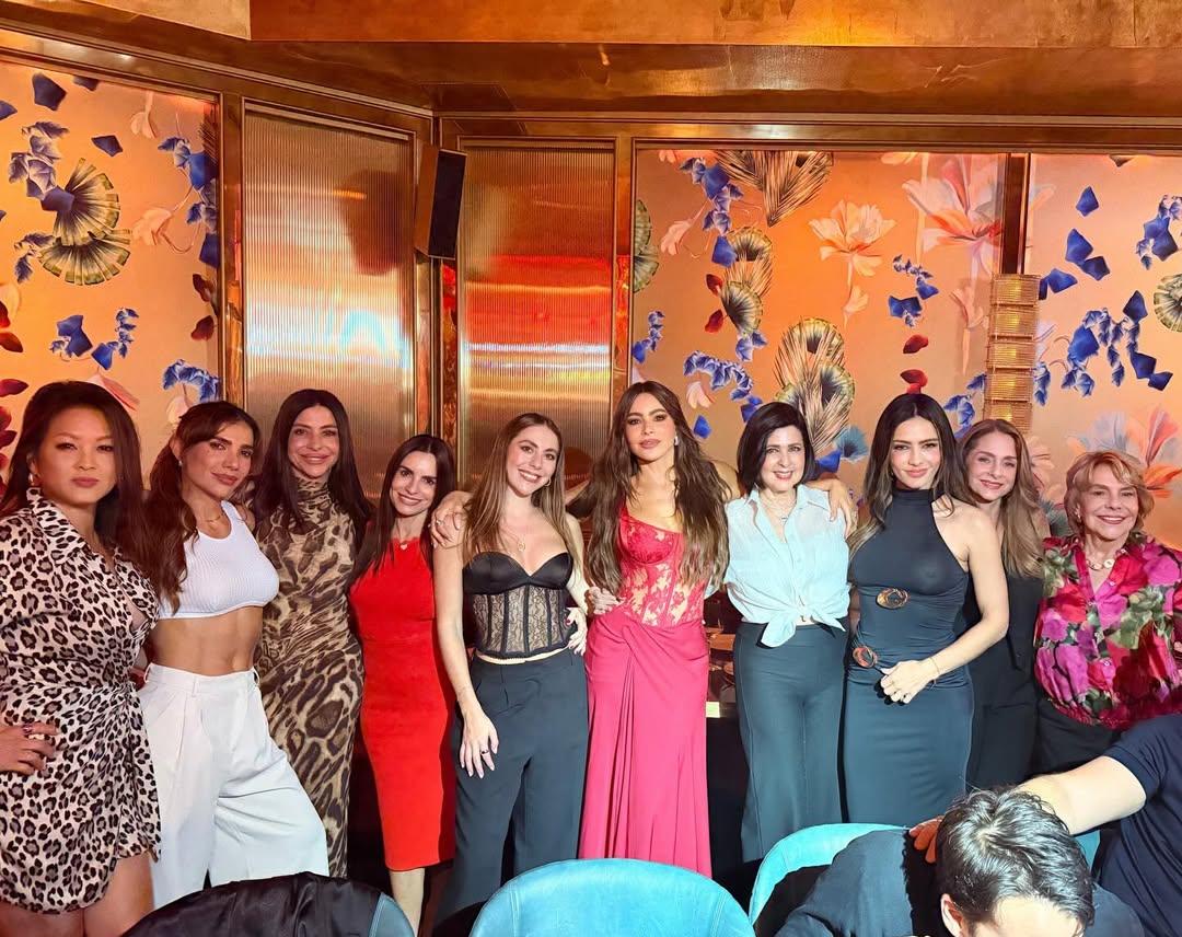 София Вергара доказала, что она и ее семья умеют отрываться, превратив ужин со стейками за 1000 долларов в семейную фиесту