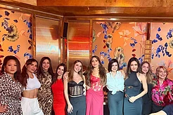 София Вергара доказала, что она и ее семья умеют отрываться, превратив ужин со стейками за 1000 долларов в семейную фиесту