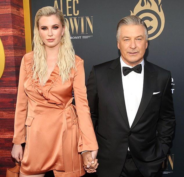 Хилари Болдуин поделилась юмористическим фото своего мужа Алека Болдуина, которого в воскресенье баловали их дочери