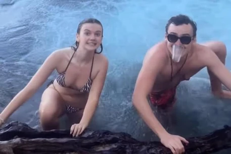 Зои Болл на Ямайке с близкими на фоне слухов о Strictly Come Dancing