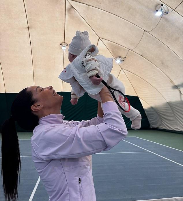 Борис Беккер представил свою новорожденную дочь Зои на теннисном корте в выходные, когда его жена Лилиан де Карвальо Монтейро сыграла свою первую игру после родов