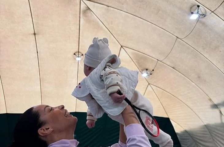 Борис Беккер представил свою новорожденную дочь Зои на теннисном корте в выходные, когда его жена Лилиан де Карвальо Монтейро сыграла свою первую игру после родов