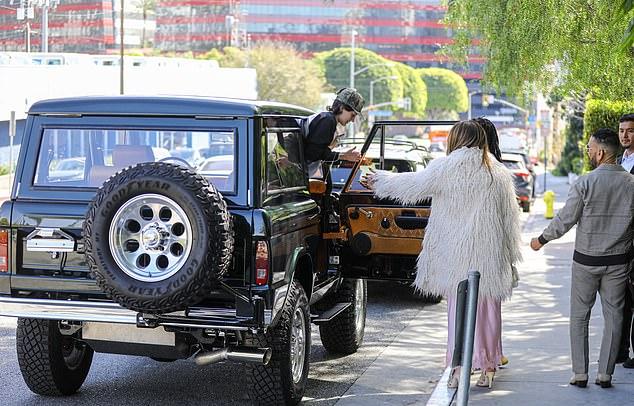 Гордая мать Дженнифер Лопес отпраздновала знаменательное 18-летие своих детей, устроив обед в одном из самых эксклюзивных заведений Лос-Анджелеса