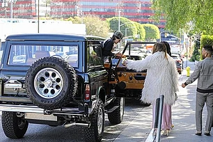 Гордая мать Дженнифер Лопес отпраздновала знаменательное 18-летие своих детей, устроив обед в одном из самых эксклюзивных заведений Лос-Анджелеса