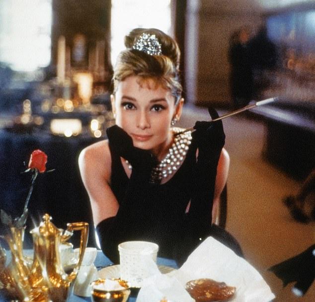 Лили Коллинз сыграет культовую голливудскую звезду Одри Хепберн в новом байопике, и этот кастинг вызвал негодование у поклонников одной известной певицы