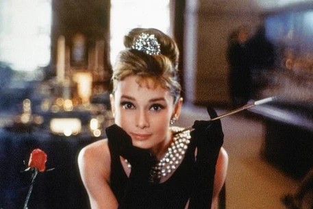 Лили Коллинз сыграет культовую голливудскую звезду Одри Хепберн в новом байопике, и этот кастинг вызвал негодование у поклонников одной известной певицы