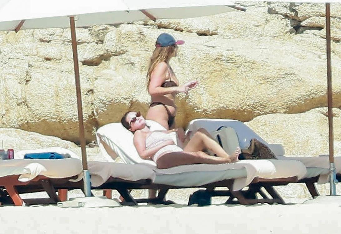 Селена Гомес и ее подруги просто хотят повеселиться