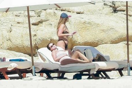 Селена Гомес и ее подруги просто хотят повеселиться