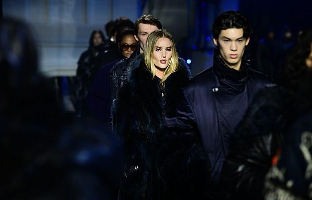 Рози Хантингтон-Уайтли на показе Burberry: Джейсон Стэйтем с гордостью наблюдает