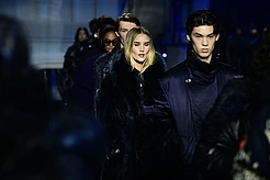 Рози Хантингтон-Уайтли на показе Burberry: Джейсон Стэйтем с гордостью наблюдает