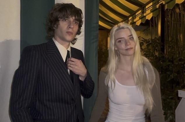 Аня Тейлор-Джой появилась в дерзком образе без белья на свидании с мужем Малкольмом Макреем