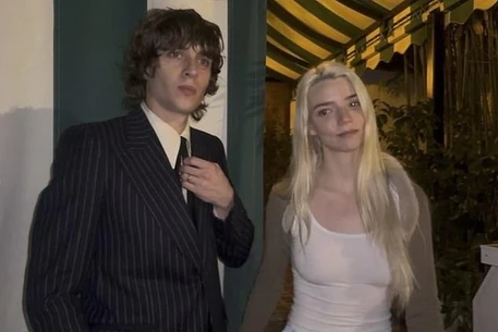 Аня Тейлор-Джой появилась в дерзком образе без белья на свидании с мужем Малкольмом Макреем