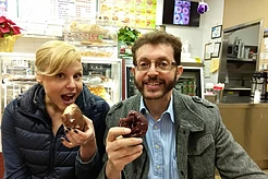 Бывшая жена Билли Рэя Сайруса, Файрроуз, обвинила его в «нарциссическом насилии», но ее семья выступила в его защиту