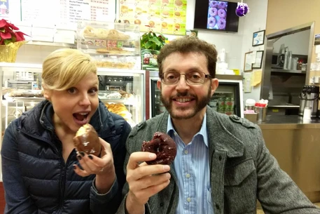 Бывшая жена Билли Рэя Сайруса, Файрроуз, обвинила его в «нарциссическом насилии», но ее семья выступила в его защиту