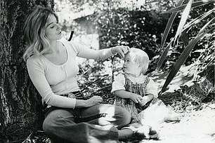 Кристина Эпплгейт из-за рассеянного склероза оказалась прикована к постели