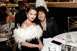 Грязные ноги Бенни Бланко вызвали волну возмущения у фанатов Селены Гомес