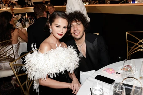 Грязные ноги Бенни Бланко вызвали волну возмущения у фанатов Селены Гомес