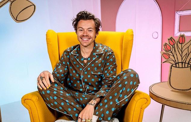 Гарри Стайлс поделился с поклонниками своим ритуалом отхода ко сну и раскрыл неожиданный прием, помогающий ему заснуть, когда он испытывает трудности с этим