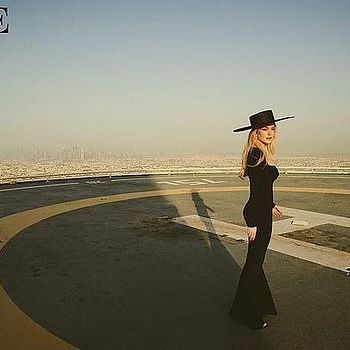 Линдси Лохан произвела фурор на обложке мартовского номера Vogue Arabia за 2026 год