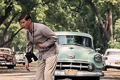 Криспин Гловер обвинен бывшей девушкой, упоминаемой как Джейн Доу, в нападении, мошенничестве, незаконном выселении, злоумышленном преследовании, умышленном причинении эмоциональных страданий и нарушении законодательства о вредоносных действиях