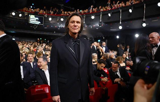 Джим Керри вновь появился на публике после череды скандалов, получив почетную награду на 51-й церемонии кинопремии «Сезар»