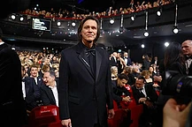 Джим Керри вновь появился на публике после череды скандалов, получив почетную награду на 51-й церемонии кинопремии «Сезар» в среду