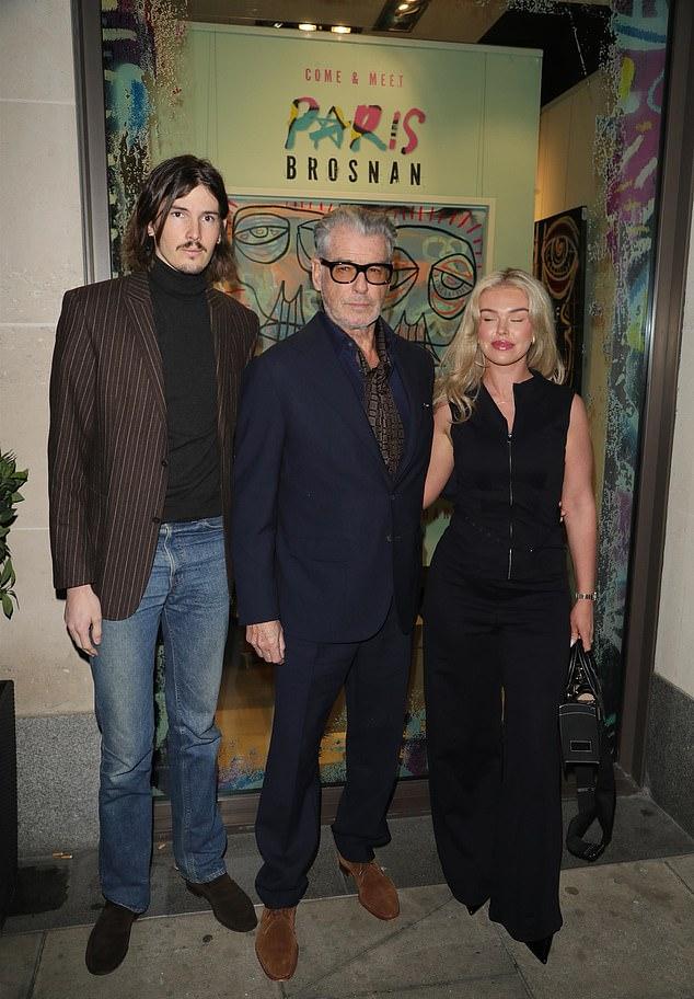 Семейная поддержка для Париж Броснана на открытии его выставки в Лондоне