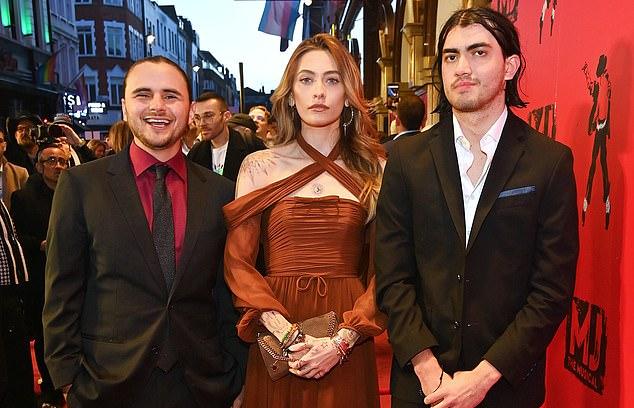 Пэрис Джексон вызвала ажиотаж среди фанатов в пятницу, поделившись редким снимком с матерью Дебби Роу